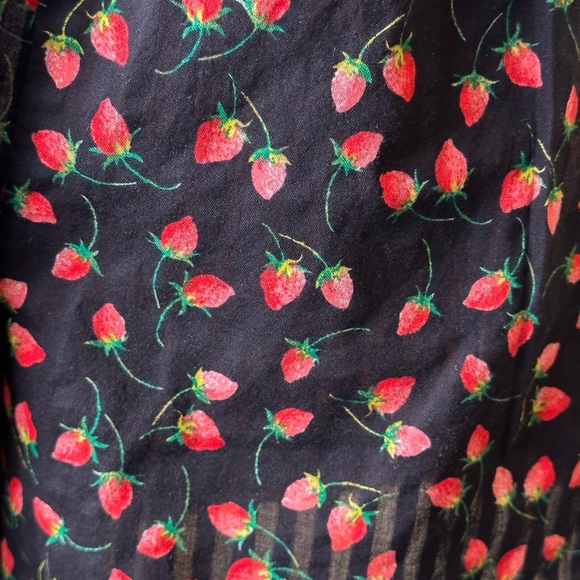 Victoria's Secret Women's‎ Small Pajama Set  Floral Logo Tee & Shorts Strawberry - Picture 9 of 10